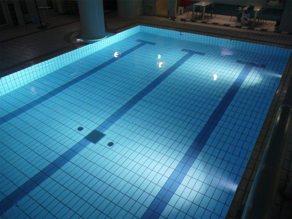 スポーツ施設のプールに36Wの壁面水中照明を導入しました
